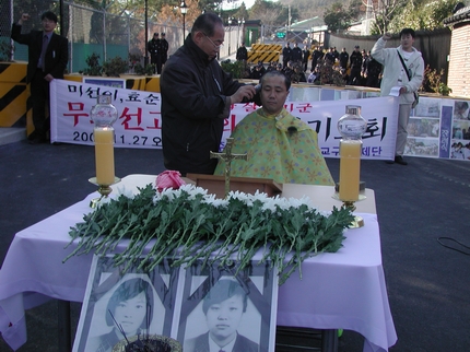 백남해 신부가 삭발을 하고 있다. 